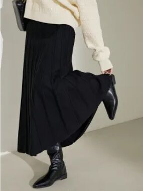 Knit High-Waisted Maxi Skirt In Black